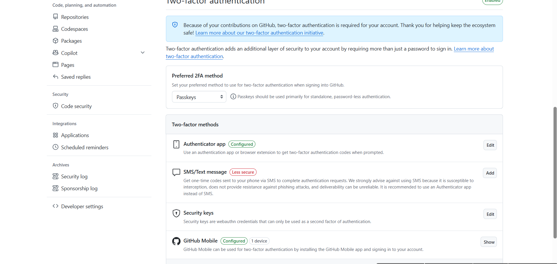 Методы двухфакторной защиты GitHub: приложение-аутентификатор настроено, SMS помечено как менее безопасное